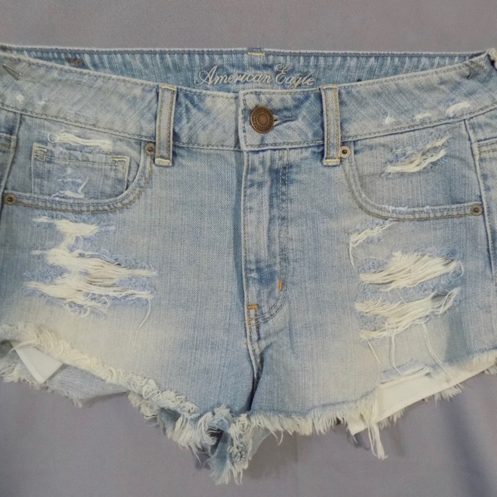 American Eagle light wash distressed denim shorts Size 8
